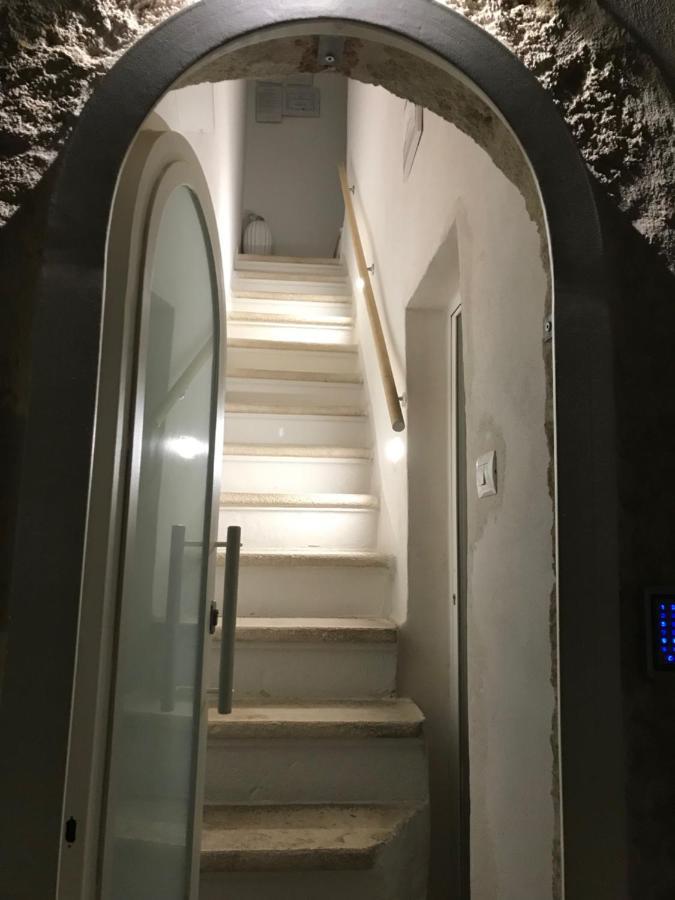 Romi' Hotel Полиняно а Маре Екстериор снимка