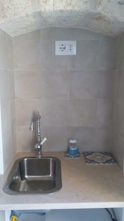 Romi' Hotel Полиняно а Маре Екстериор снимка